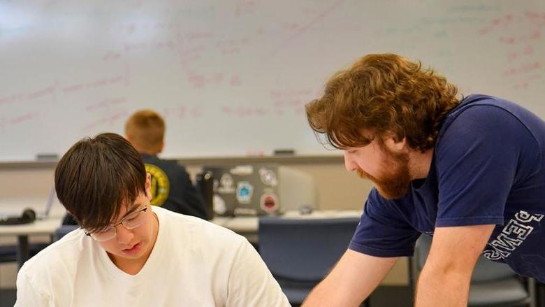 A student and a tutor work together at 十大网投平台信誉排行榜阿尔图纳分校's 学生成功中心