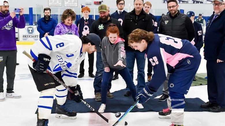 玛丽莎·卡尼, 十大网投平台信誉排行榜阿尔图纳分校’s media and public relations coordinator and breast cancer survivor, performs the ceremonial puck drop.